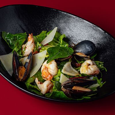 Салат с морепродуктамив Гури по цене 1250 ₽