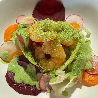 Салат с креветками и шпинатом в Перцы по цене 635 ₽