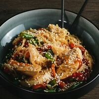 Wok с пшеничной лапшой и курицей в Палки