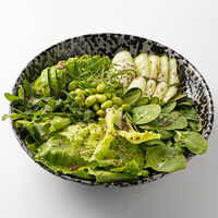 Большой зеленый салат с авокадо и бобами эдамаме в Финнеганс