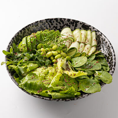 Большой зеленый салат с авокадо и бобами эдамаме в Финнеганс по цене 790 ₽