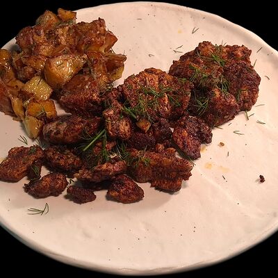 Куриное филе с сумахом и заатаром с пряным запеченным картофелем с соусом тахини в Чerdak по цене 410 ₽