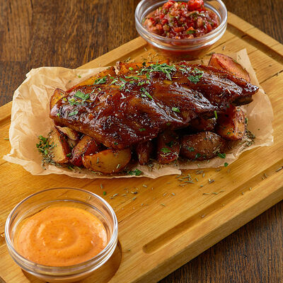 Свиные ребра с картофелем по-деревенски в Craft Lab Cafe по цене 590 ₽