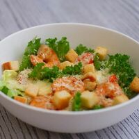 Салат Цезарь с креветками в El Mucho