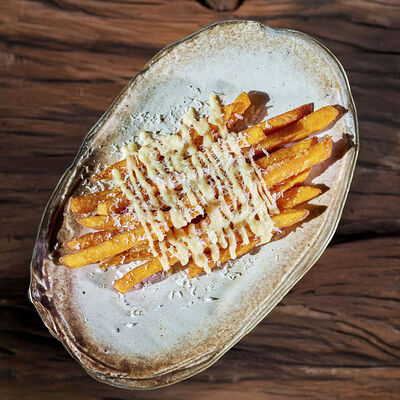 Батат фри, пармезан, трюфельный майо в Zuka по цене 690 ₽