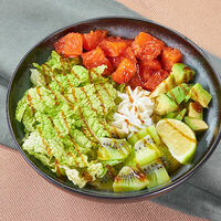 Поке с лососем и киви в Spoke