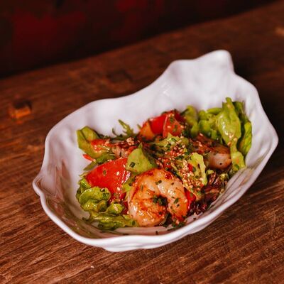 Салат с креветками, томатами и кунжутом кимчив Пинки Бандински по цене 32 р.