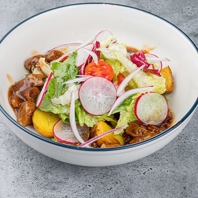 Теплый салат с копченой индейкой, свежим редисом, картофелем, маринованными огурцами под соусом винегрет в Smokery по цене 650 ₽