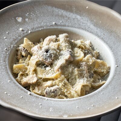 Фетучини с цыплёнком и шампиньонами в сливочном соусе в BEERMAN&Schlitz по цене 630 ₽