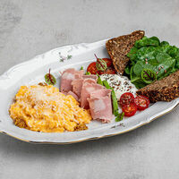 Большой скрембл Nomad с мортаделлой в Nomad