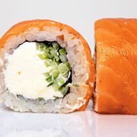 Филадельфия с копчёным лососем в Samgepo Korean Food