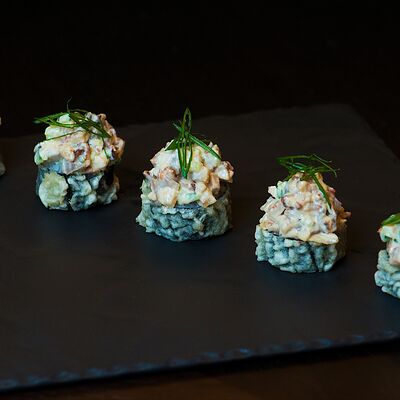 Теплый ролл Речной угорь в Чайхана в ТЦ Океания по цене 1536 ₽