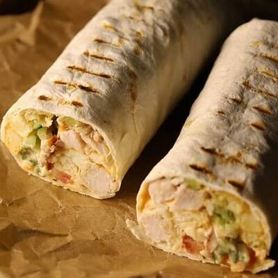 Шаверма классическая в лаваше в Место bistroШаверма в кляре по цене 429 ₽