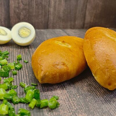 Сдобный пирожок с яйцом и луком в МакоФФка Вкуса по цене 84 ₽