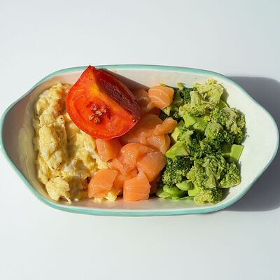 Бенто завтрак со свежим лососем в The art cafe по цене 680 ₽