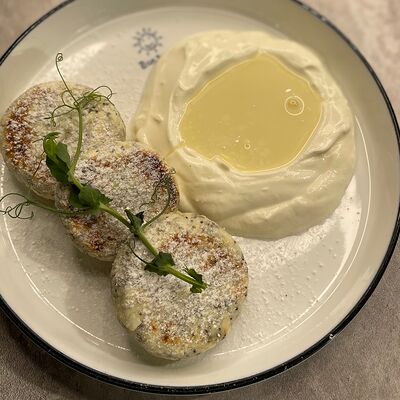 Сырники с маком и сгущенным молокомв Брусена по цене 570 ₽