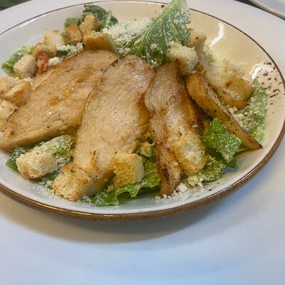 Салат Цезарь с цыпленком в Bellagio по цене 700 ₽