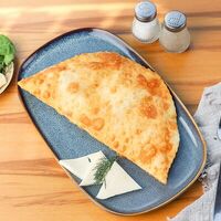 Чебурек с говядиной, сыром и зеленьюв Чебуречная