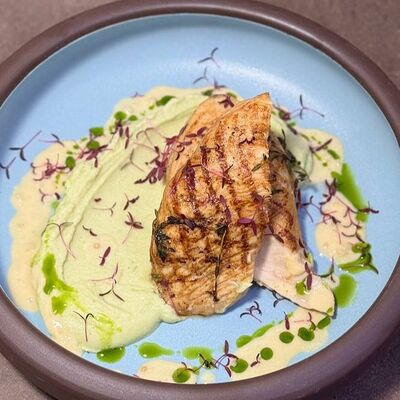 Куриное филе с кремом из пастернака и соусом из сидра в Семейное кафе Дача по цене 1050 ₽