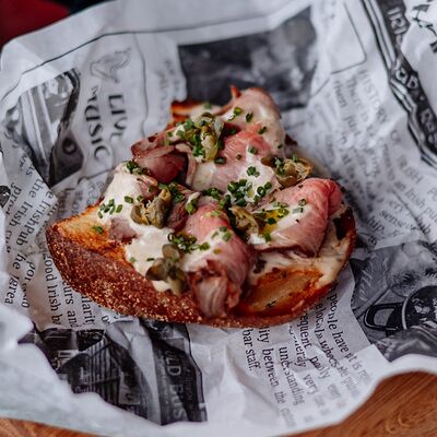 Брускетта с ростбифом под соусом Вителло тоннатов Охара по цене 470 ₽