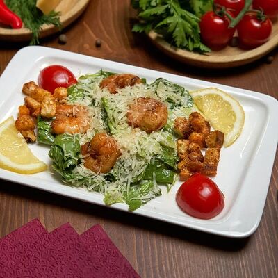 Салат Цезарь с креветками в The Кухня по цене 520 ₽