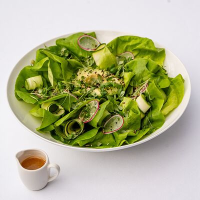 Зелёный салат из латукав Lui по цене 1400 ₽