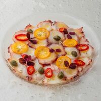Карпаччо из осьминога с черри и кумкватомв Wine and Crab