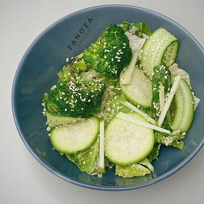 Зеленый салат с брокколи и яблоком в Zanoza Open Bar по цене 680 ₽