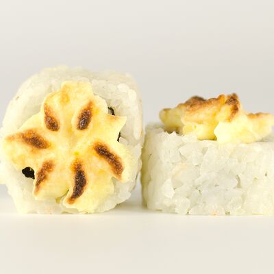 Чикен Ролл в Лосось Культура Бар по цене 438 ₽