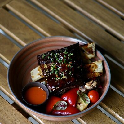 Томленые говяжьи ребра с овощами в Rice foodcoffee по цене 5890 ₸