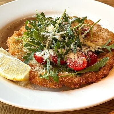 Шницель из свинины со свежими овощамив Дача по цене 765 ₽