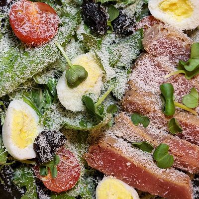 Салат со свежим тунцом, вяленой вишней и соусом нисуаз в В завязке по цене 550 ₽