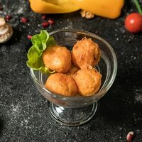 Сырные шарики с беконом под чесночным соусом в Трактир Тбилисо