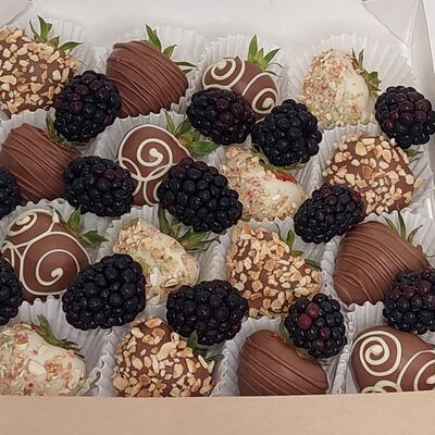 Клубника в шоколаде с ежевикой в Buketonline - Съедобные букеты и клубника в шоколаде по цене 4070 ₽