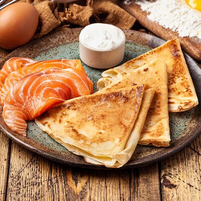 Блинчики с лососем слабосолёным в Сябры по цене 550 ₽