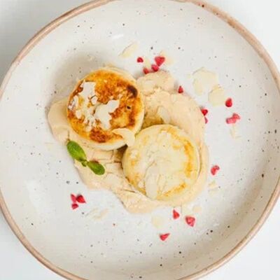 Сырники с кремом из варёной сгущёнки в Кстати, давай зайдём по цене 400 ₽