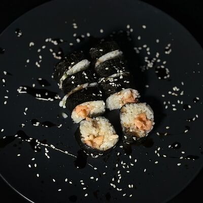 Хосомаки с лососем в Бобер Выдыхай по цене 440 ₽