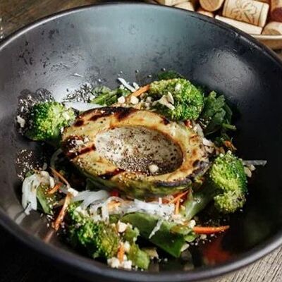 Зеленый салат с авокадо в Потроха по цене 539