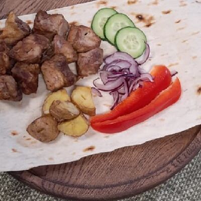 Шашлык cвинoй с овощами на лаваше в Хинкали Хачапури у Чайки по цене 510 ₽