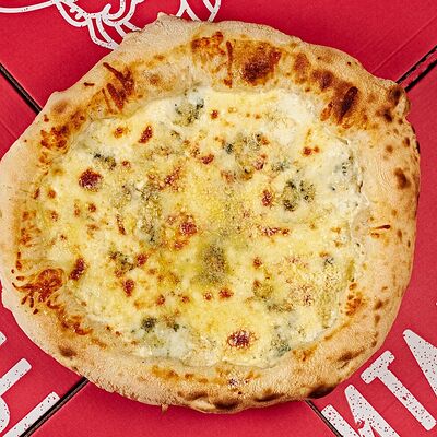 Пицца Четыре сыра в Кафе Итальянцы по цене 490 ₽