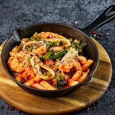 Токпокки с овощами и томатным соусом в Mesto Sushi & Grill по цене 540