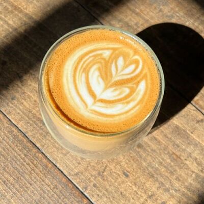 Латте в Yacht Cafe Sochi по цене 290 ₽