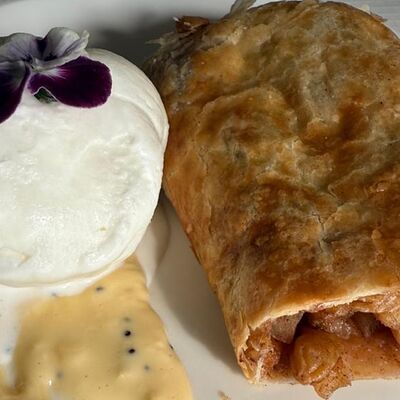 Слоёный яблочный штрудель с изюмом и пломбирным кремомв Наследие по цене 480 ₽