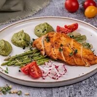 Куриная грудка с пюре из брокколи в Refettorio