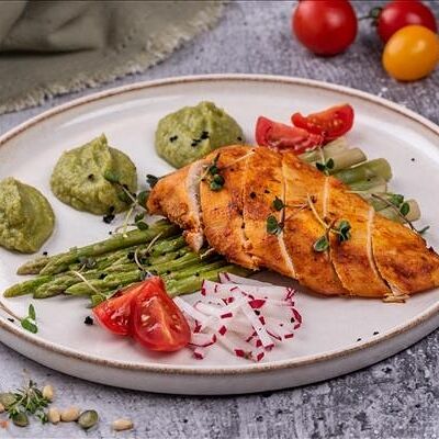 Куриная грудка с пюре из брокколи в Refettorio по цене 630 ₽