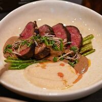 Ростбиф в перечном соусе со спаржей и кремом из корня сельдерея в Библиотека