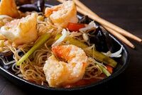 Рисовая лапша с морепродуктами в Чайна Тун