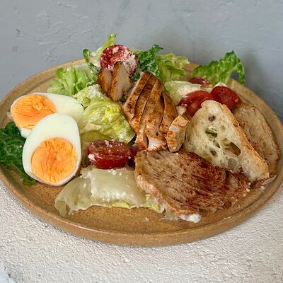 Салат Цезарь с курочкой в 112 Кофе Кухня по цене 440 ₽