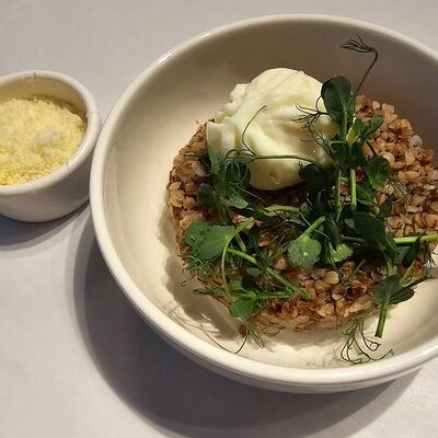 Зеленая гречка с яйцом пашот и пармезаном в 801 по цене 320 ₽