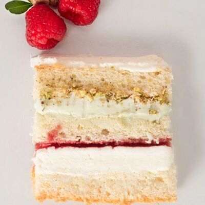 Торт малина-фисташкав Mosdesserts по цене 650 ₽